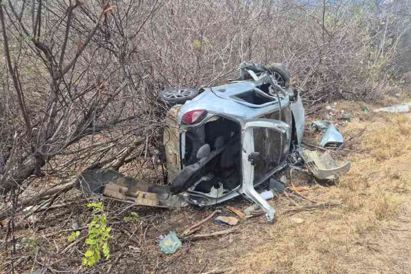 Motorista fica ferido após carro bater em ônibus com candidatos do Enem e capotar na BR-412, em Serra Branca 6 acidente serra branca 161125