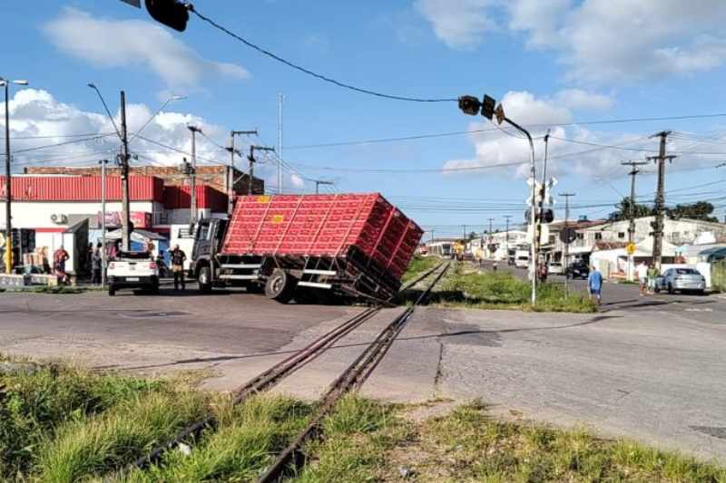 Caminhão carregado de frangos vivos tomba na Ilha do Bispo e interrompe circulação de trens 6 caminhao tomba ilha do bispo 281125