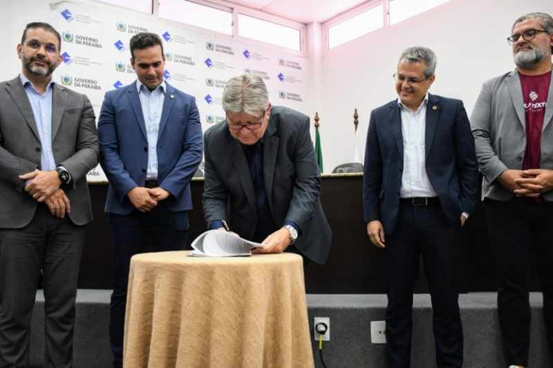 João assina contratos do Polo Têxtil de Mangabeira e anuncia redução de ICMS para o setor em JP 5 joao assina polo textil mangabeira 181125