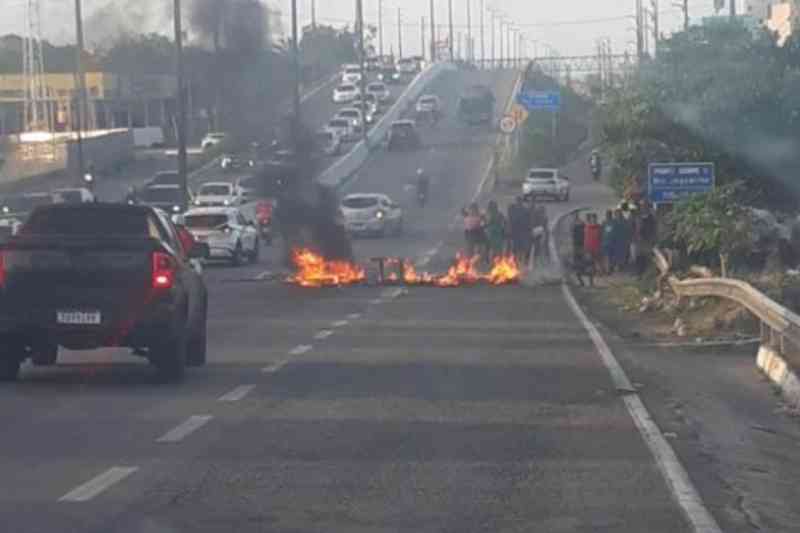 Moradores bloqueiam BR-230 em protesto por falta de água no bairro São José, em João Pessoa 3 protesto sao jose 201125