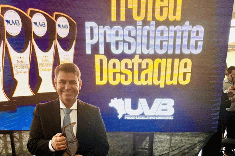 Dinho recebe Troféu Destaque Nacional concedido pela União Brasileira dos Vereadores 3 trofeu presidente destaque dinho