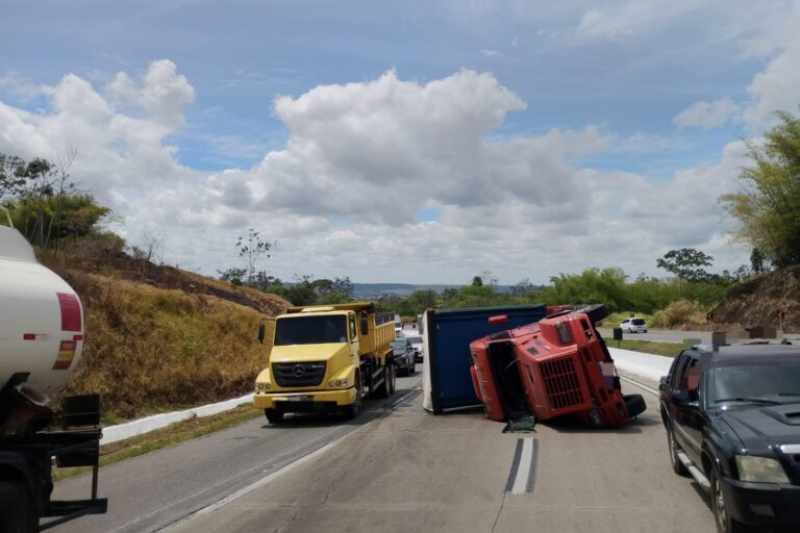 Carreta tomba na BR-101, bloqueia faixas e provoca congestionamento entre Paraíba e Pernambuco 2 acidente carreta br 101
