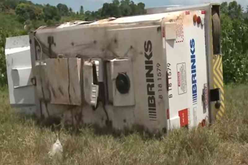 Capotamento de carro-forte deixa quatro feridos no Litoral Sul 1 acidente carro forte 201225