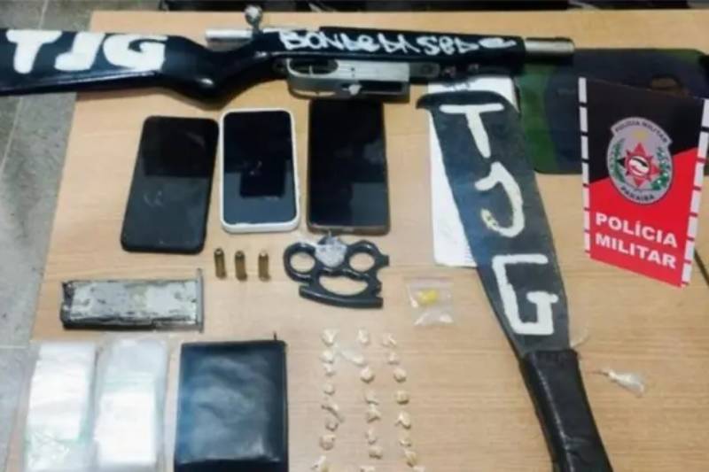 PM apreende arma e drogas em sede de torcida organizada do Treze, em Campina Grande 4 apreensao torcida treze 141225