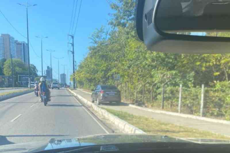Carro invade e trafega por ciclovia no Altiplano, em João Pessoa 2 carro ciclovia 031225