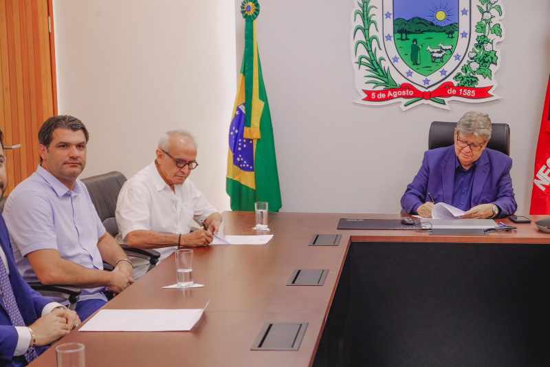 Cícero assina termo de cessão da Estação das Artes ao Governo da Paraíba para instalação de Centro de Computação Quântica 1 cessao estacao das artes 041225