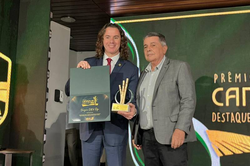 Veneziano recebe homenagem do setor sucroalcoleiro da Paraíba pelo “trabalho firme em defesa dos municípios” 5 homenagem veneziano 191225