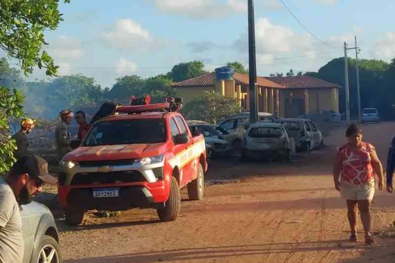 Polícia Civil apura causas de incêndio que destruiu 11 carros em Barra de Mamanguape 2 incendio barra mamanguape 211225
