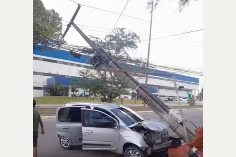 Carro bate em poste e deixa trecho da Avenida Cruz das Armas sem energia 3 acidente c armas 110126