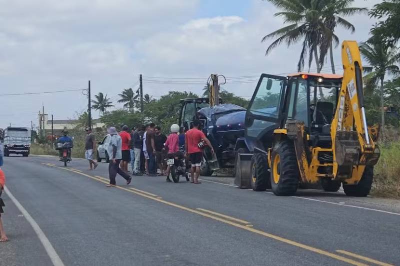 Caminhão-pipa capota na PB-113 e deixa pai e filho feridos no Agreste da Paraíba 1 acidente caminhao cg 210126