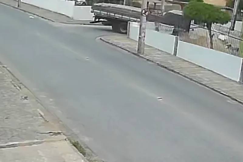 Caminhão desgovernado invade condomínio e derruba muro em Bodocongó 6 acidente caminhao cg 270126