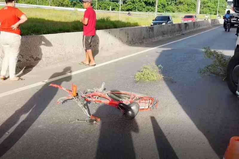 Ciclista morre após ser atingido por carro na rodovia BR-230, em João Pessoa 5 atropela ciclista 220126