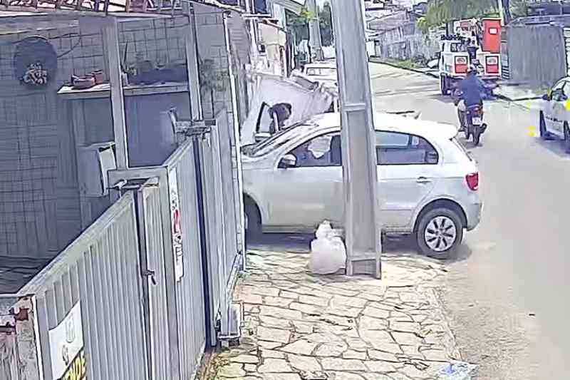 Portão cai sobre idosa após manobra de carro em Mangabeira, em João Pessoa 3 batida mangabeira 190126