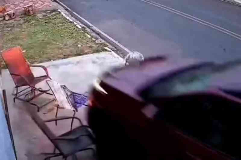 Carro invade calçada e quase atropela mulher e três crianças no Vale do Piancó 1 carro igaracy 180126