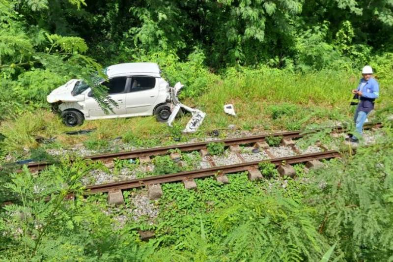 Carro capota e cai sobre linha do trem na Ilha do Bispo, em João Pessoa 3 carro linha do trem jpa 160126