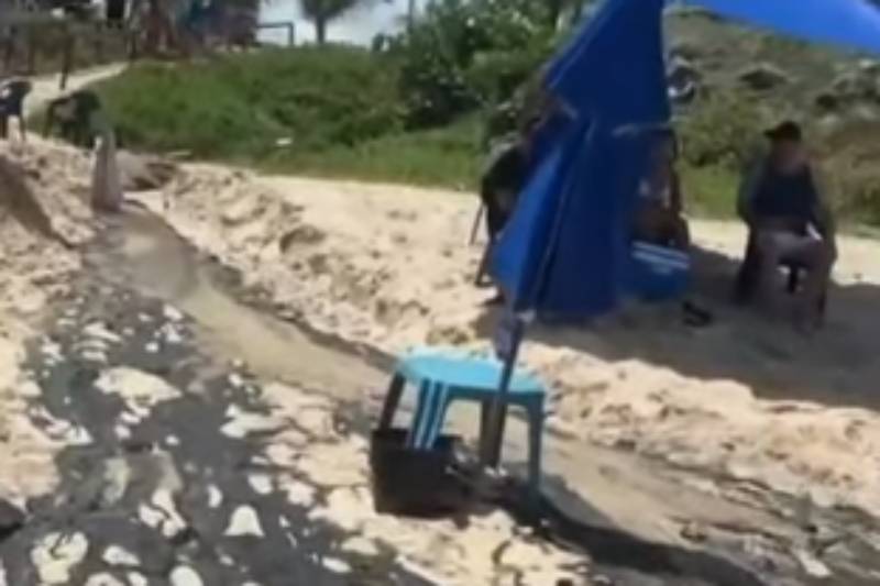 Banhistas denunciam novo despejo de esgoto na praia do Bessa, em João Pessoa 12 esgoto praia 160126