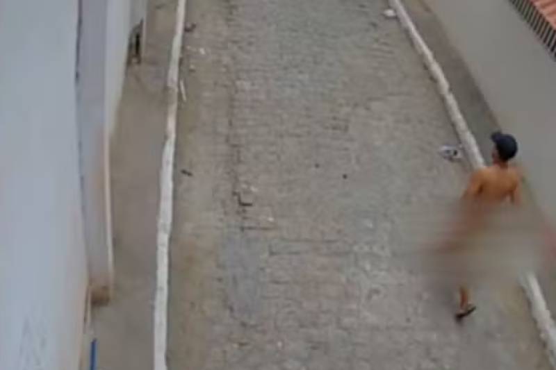 Homem é preso após tentar fugir sem roupadurante ação contra tráfico no Agreste 5 homem foge nu 080126