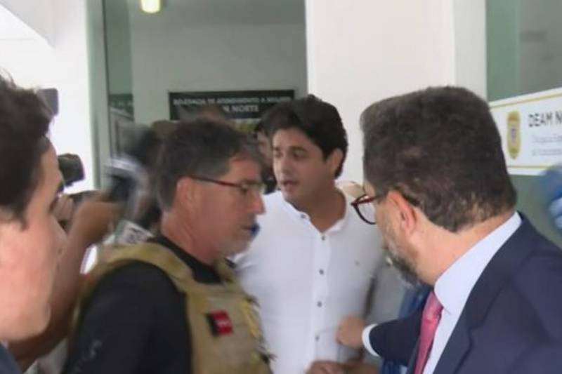 Cantor João Lima segue sem receber visitas após prisão por violência doméstica 1 joao lima deixa delegacia 260126