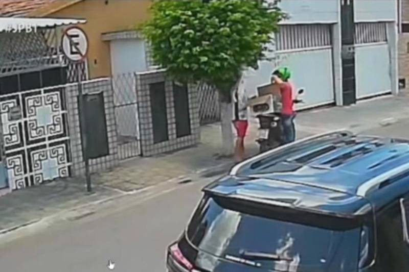 Dupla é flagrada abandonando gato em Bayeux; animal é resgatado com vida 1 abandono gato bayeux 100226