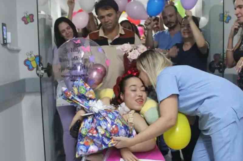 Após mais de uma década internada, jovem recebe alta e inicia nova fase em casa 1 alta hu 040226