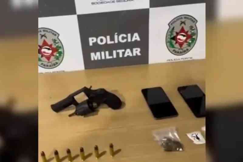 PM apreende arma, drogas e munições em festa irregular no Cuiá, em João Pessoa 6 apreensao festa 310126