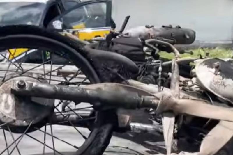 motociclista ateia fogo moto