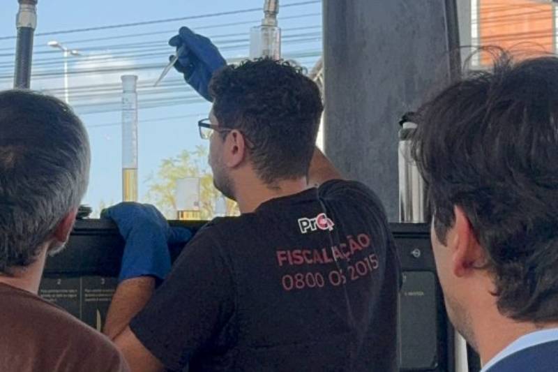 Procon-JP fiscaliza posto em Mangabeira, interdita bicos de gasolina e autua estabelecimento 1 procon posto mangabeira 240226