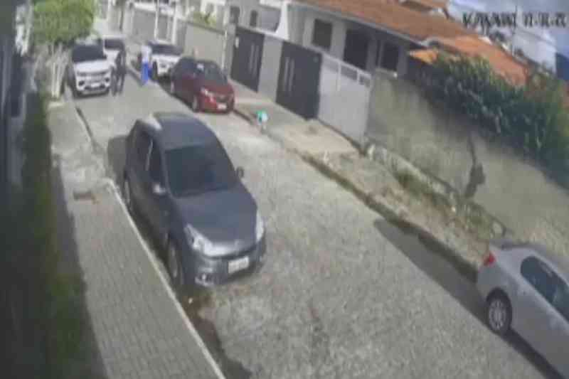 Dupla armada rouba carro de mulher em plena rua no bairro dos Ipês 2 roubo carro ipes 240226