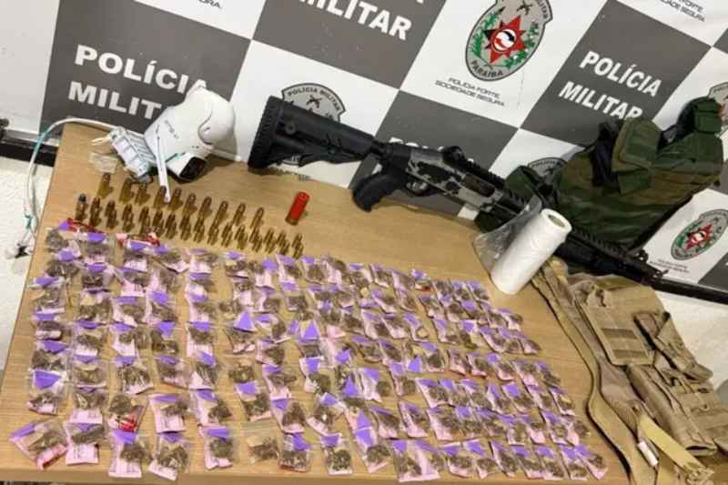 Suspeitos fogem e deixam arma, drogas e coletes em área de João Pessoa 3 apreensao varadouro 160326