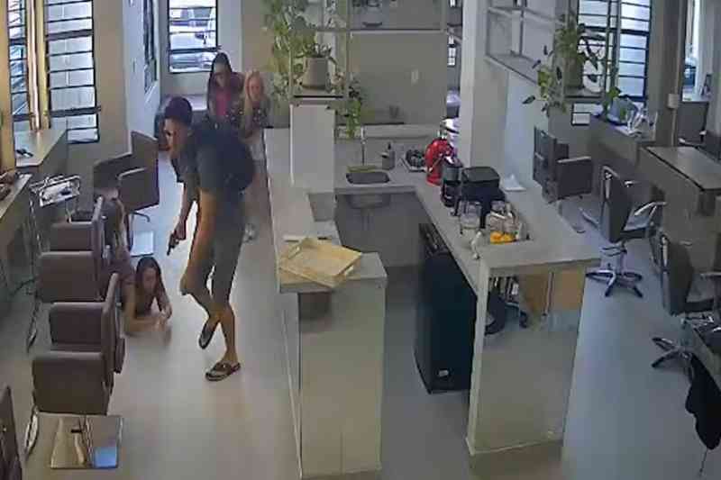 Câmeras flagram assalto a salão de beleza em Tambaú; PM apreende motocicleta usada na fuga 4 assalto salao tambau 310326