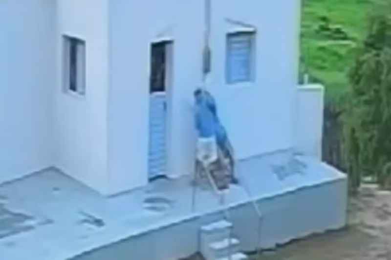 Homem é flagrado agredindo pai de 91 anos no Sertão da Paraíba 3 filho agride pai 050326