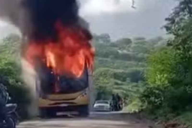 Ônibus escolar pega fogo durante transporte de estudantes em Caturité 4 incendio onibus caturite 050326