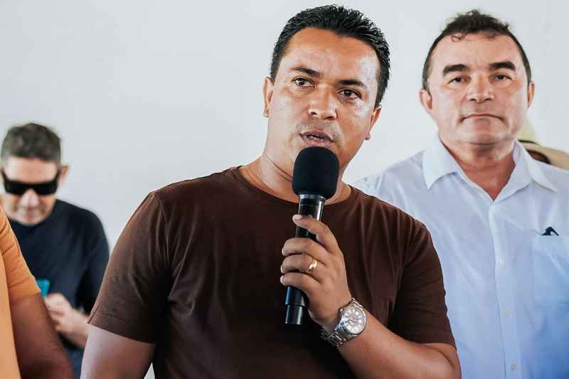 Irmão Beto parabeniza Prefeitura de Alhandra pela implantação de poço que garante água às famílias do Sarrafo 2 irmao beto 150326