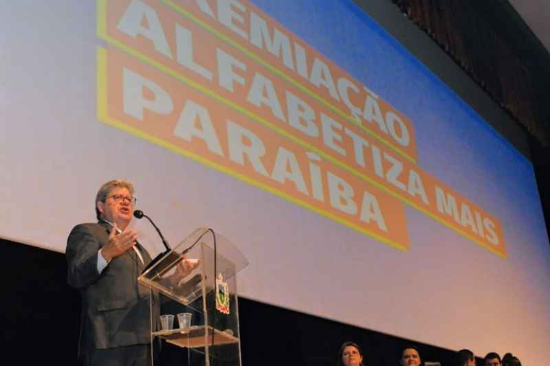 Governo da Paraíba premia melhores escolas no Programa Alfabetiza Mais e João Azevêdo destaca índice de 71% das crianças alfabetizadas na idade certa 1 joao solenidade educacao 190326
