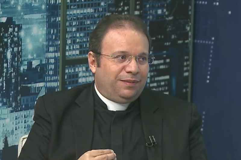 Padre Fabrício Timóteo diz receber convites para entrar na política desde a ordenação 6 padre fabricio tv arapuan 090326