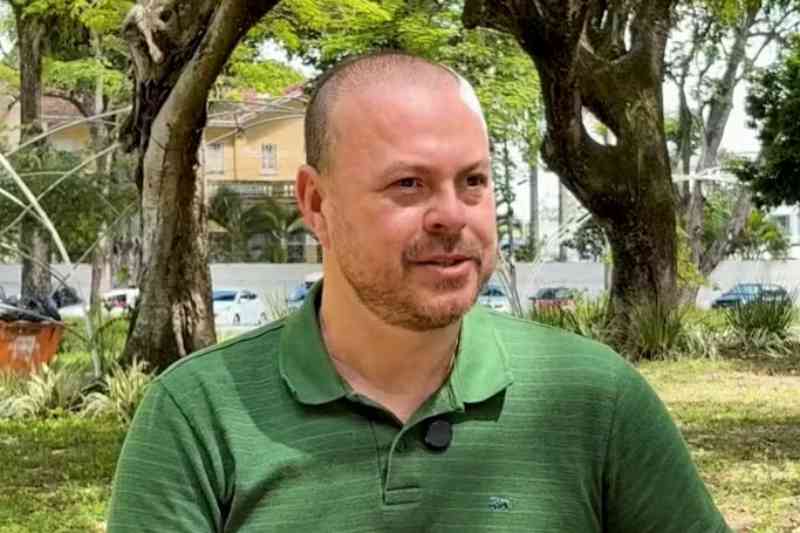 professor atacado martelo