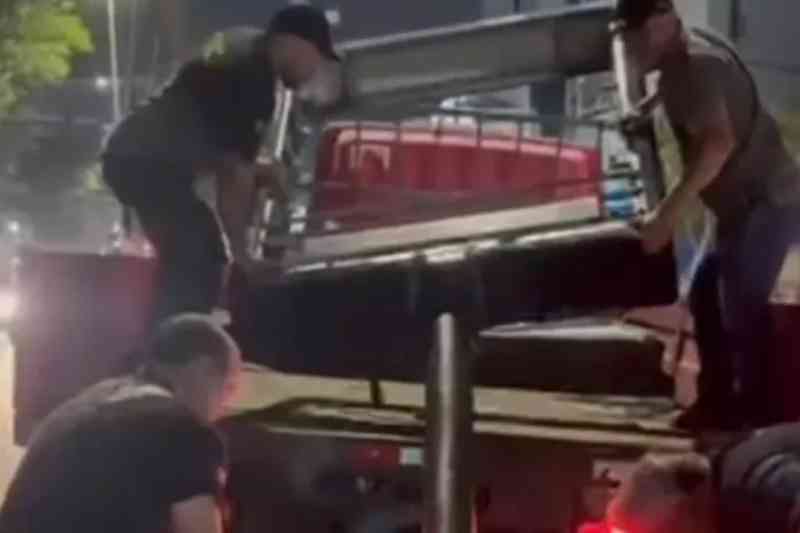 Relógio com mensagem política é retirado da Epitácio Pessoa 1 retira relogio epitacio 010326