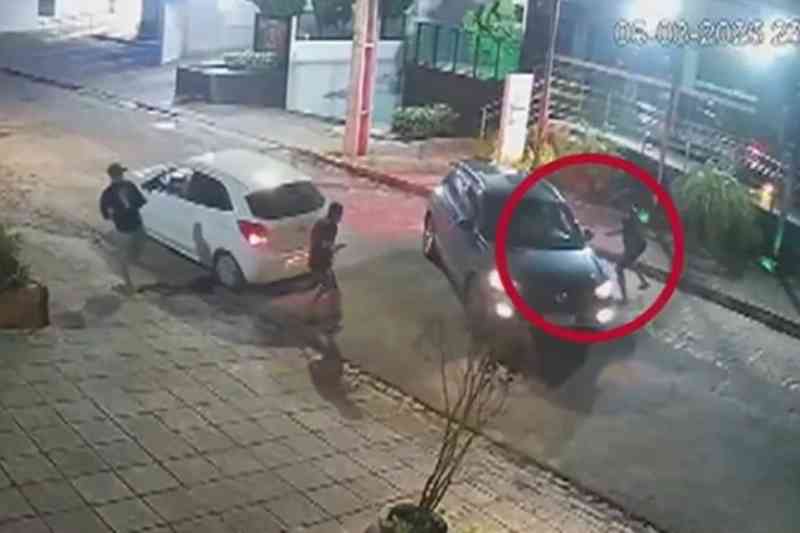 Mulher escapa de tentativa de latrocínio após criminosos atirarem contra carro 5 tent latrocinio 050326