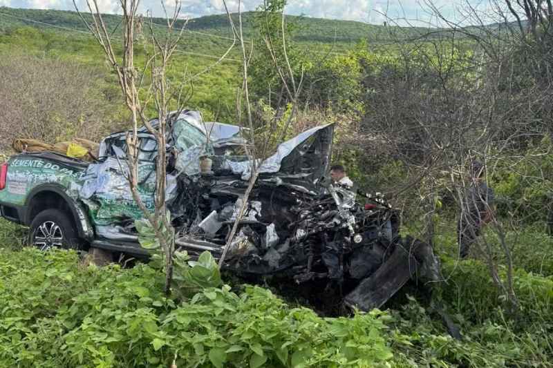 Colisão frontal entre caminhão-guincho e caminhonete deixa dois mortos na BR-104 6 acidente alcantil 100426