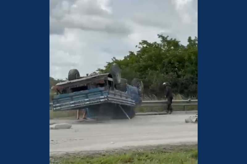 Capotamento de caminhonete com carga de cimento deixa um ferido em Santa Rita 3 acidente caminhao cimento 060426