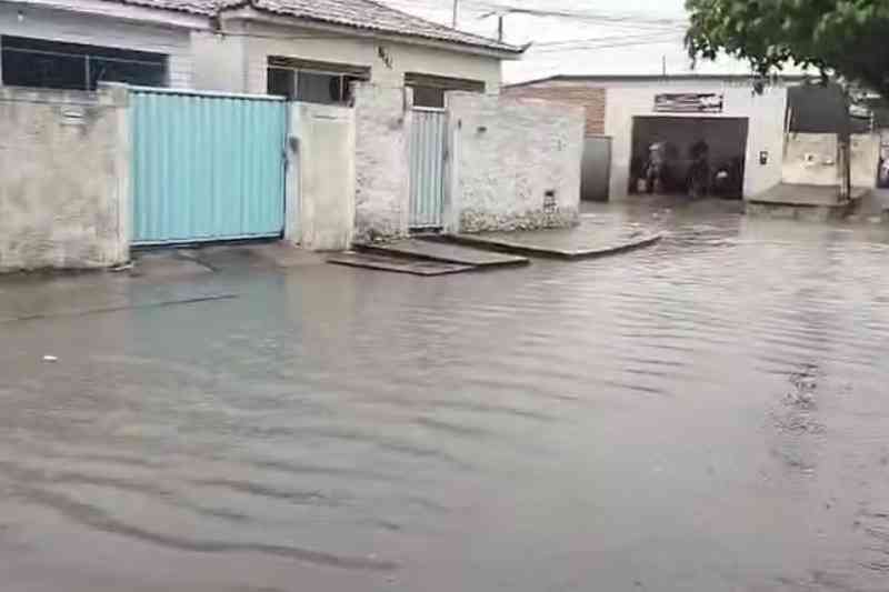 Temporais provocam alagamentos e transtornos em cidades da Grande João Pessoa e Campina Grande 3 chuva santa rita 120426