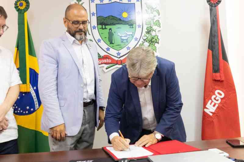 João assina convênio para instalação de fábrica em Caaporã para fornecer medicamentos ao SUS 4 joao assina convenio lifesa