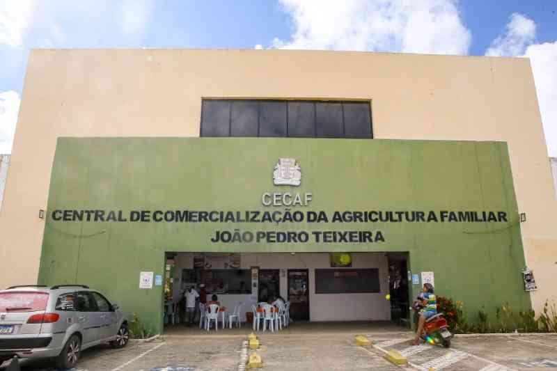 Prefeitura de João Pessoa entrega crachás para ambulantes da Orla e lança sistema Cemitech 4 nova cecaf 140426