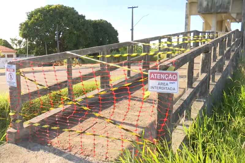 Risco de desabamento em passarela interdita trecho da BR-101 em Alhandra 9 passarela interditada 170426