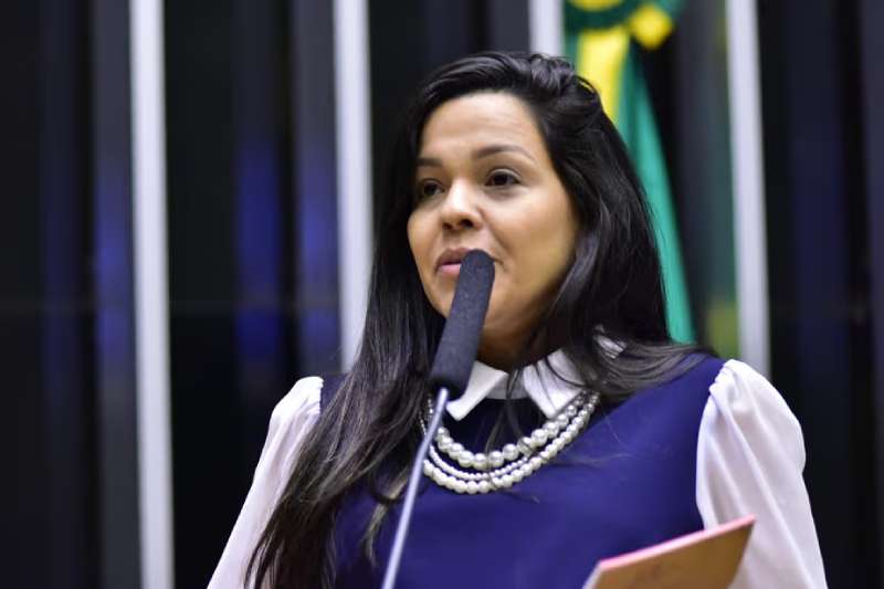 priscila costa ce