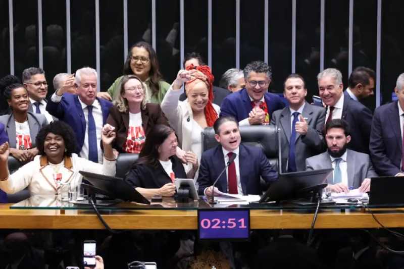 camara aprova fim 6x1 1