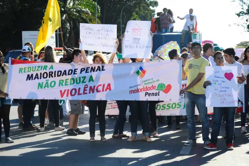 Entidades criticam projeto que reduz maioridade penal aprovado na CCJ da Câmara 4 protesto fim maioridade