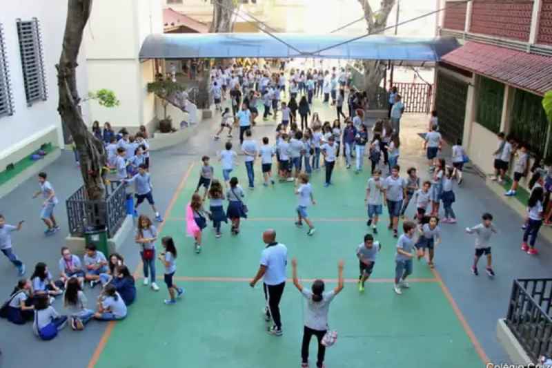 criancas brincando escola