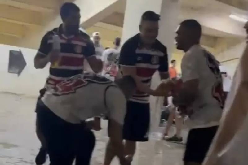 torcedores saqueiam bar almeidao 080826