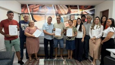 Comerciantes vítimas de incêndio no CCP assinam contratos do programa "Eu Posso" 5 contratos eu posso 300926